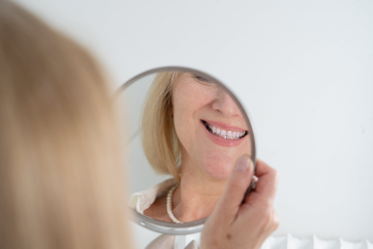 Seniorin mit strahlendem Lächeln